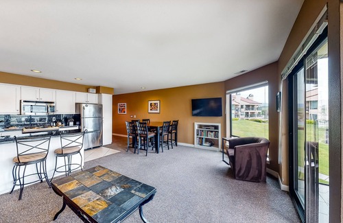 Chelan Condo | Bright Upscale Condo with Views - Pool & Hot Tub Access