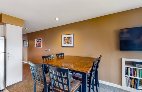Chelan Condo | Bright Upscale Condo with Views - Pool & Hot Tub Access
