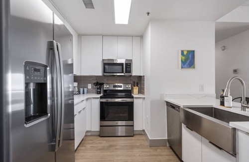 Third Ward Apartment | Bright Uptown Bliss | Free Parking, Walkable, Views