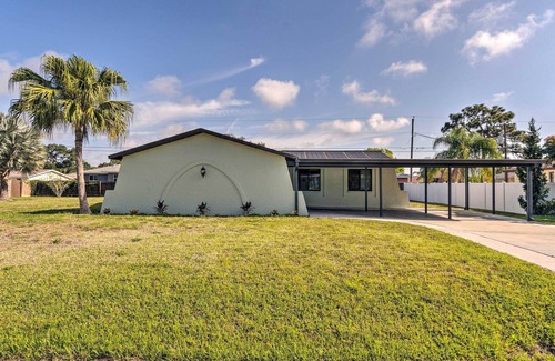 South Venice Cottage | Bright Venice Home w/Yard < 4 Miles to Beach!