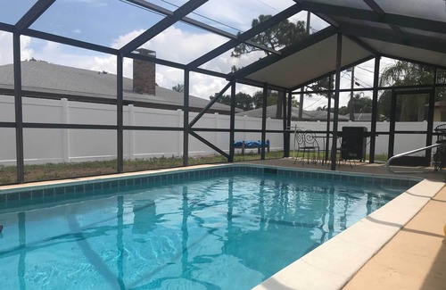 South Venice Cottage | Bright Venice Home w/Yard < 4 Miles to Beach!