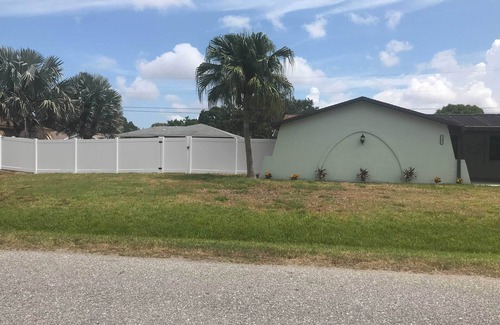 South Venice Cottage | Bright Venice Home w/Yard < 4 Miles to Beach!