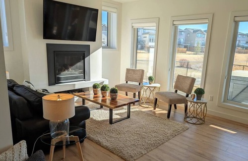 Lethbridge House | Bright Walk-Out Suite - Kitchenette & Amazing View