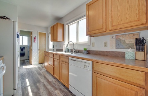 Saratoga House | Bright Wyoming Retreat w/Deck & Mountain Views!