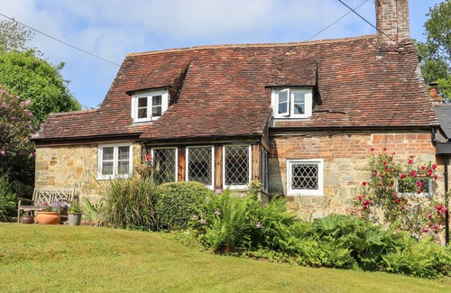 Robertsbridge Cabin | BRIGHTLING COTTAGE, pet friendly in Netherfield, East Sussex
