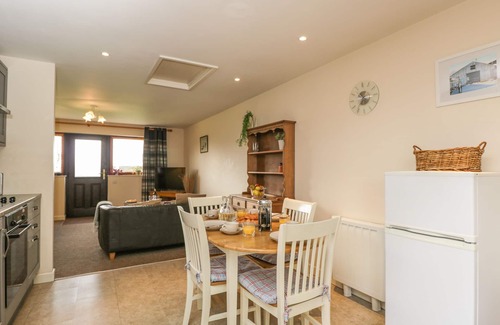 Hook Cottage | BRINDLE COTTAGE, pet friendly in Royal Wootton Bassett