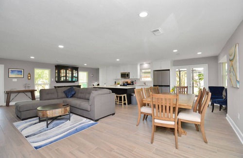 El Lago House | Bring the Family/Large Backyard/close to Kemah Boardwalk & Space Center
