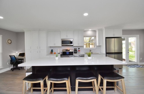 El Lago House | Bring the Family/Large Backyard/close to Kemah Boardwalk & Space Center