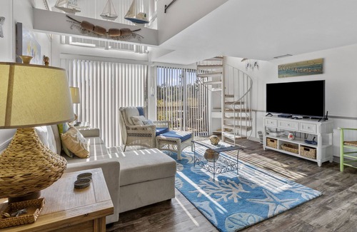 Crystal River Cottage | Bring your boat to "On River Time" cottage!