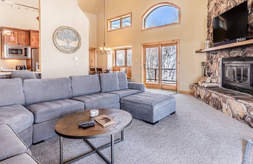 Steamboat Springs House | Bring Your Dog! Spacious Home, Views, Private Hot Tub, Near FreeBus, Garage-W/D-Grill-Wood Fireplace