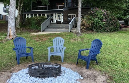 Bracey House | Bring your friends and family together at Lake Gaston 6BR/4B- Kayaks Included