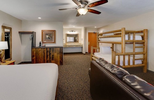 Peoria Hotel | Bringing the Crew? Expanded King Bunk Bed in Stoney Creek Peoria | 2 Units