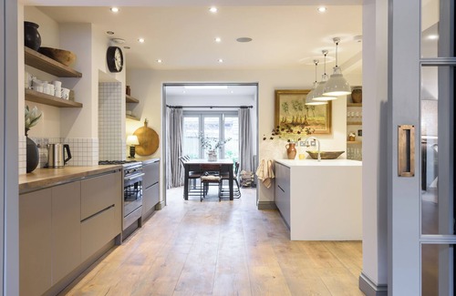 Brighton House | Bristol Gardens - Luxury Home, 2 min from the Beach