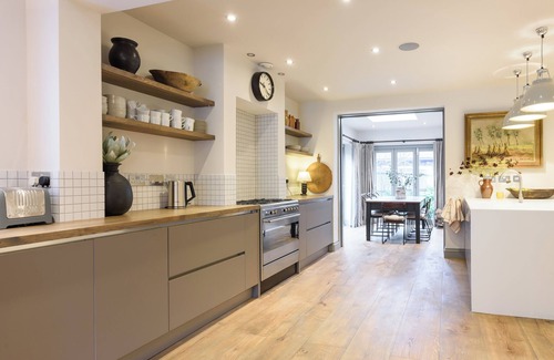 Brighton House | Bristol Gardens - Luxury Home, 2 min from the Beach