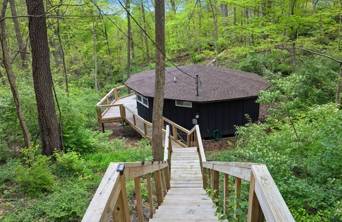 Bristol Cabin | Bristol Tiny Round Treehouse 2 miles to Historic DowntownlCasino 1 Bed 1 Bath