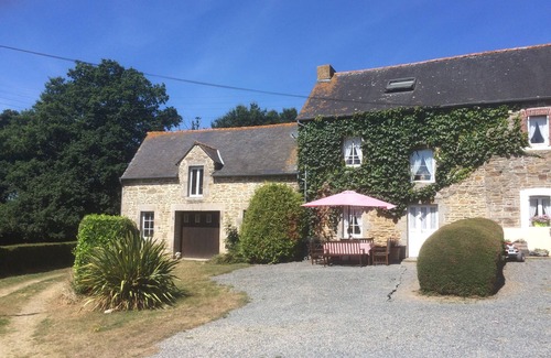 Plouguenast Cottage | Brittany Cottage Sleeps 6. Heated Pool, Free Wifi, Satellite TV, Pet Friendly