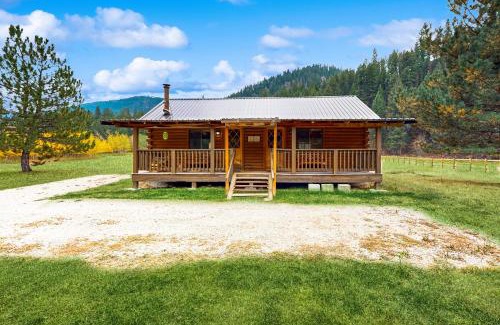 Sula House | Broad Axe Resort - Main House + Cabins