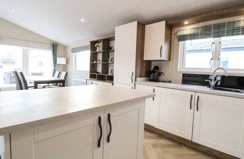 Hopton Cottage | BROADLAND SANDS LODGE, family friendly, with pool in Corton