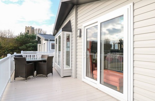 Hopton Cottage | BROADLAND SANDS LODGE, family friendly, with pool in Corton