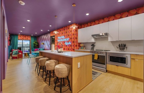 Sobro Condo | Broadway Bliss ★ Walk to Broadway! ★ 3 Bedroom DT condo ★ Pool, Gym, Fire Pits