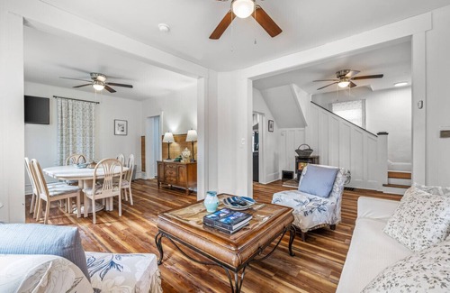 Berryville House | Broadway Cottage - Convenient location!