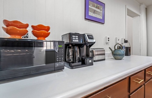 Berryville House | Broadway Cottage - Convenient location!