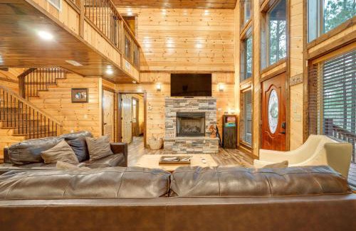 Golden House | Broken Bow Cabin on 1 Acre with Hot Tub and Fire Pit!
