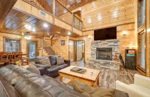 Golden House | Broken Bow Cabin on 1 Acre with Hot Tub and Fire Pit!
