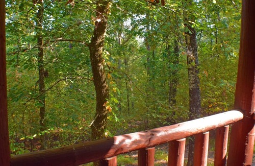 Octavia Cabin | Broken Bow Lake Cabin in the woods