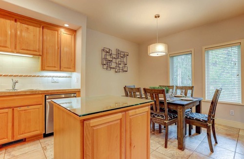 Broken Top House | Broken Top Townhome, Walk to Lodge, Balcony, Garage, Fireplace, AC, Quick to Mt Bachelor, Old Mill