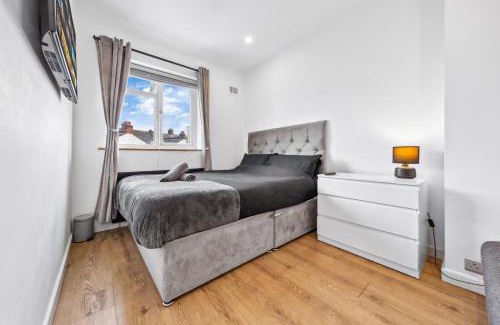 Downham Apartment | Bromley Serviced Apartments - Beckenham Place Park - London - 2 Bed House - Free Parking - 2 Beds 1 Sofabed
