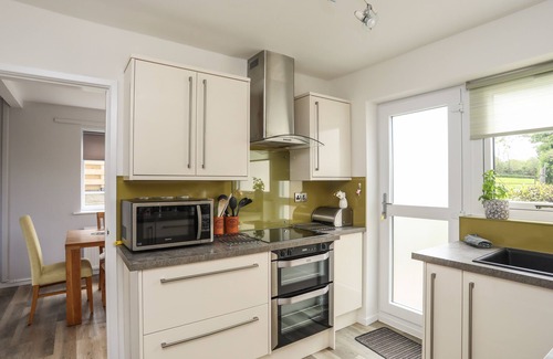 Y Felinheli Cottage | BRONALLT, family friendly, with a garden in Y Felinheli
