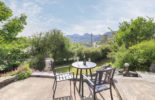 Manod Cottage | BRONDDERWEN, pet friendly, with open fire in Blaenau Ffestiniog