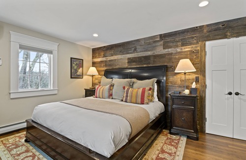 West Dover Hotel | Brook Bound Inn - Main Lodge - King Bedroom - 2nd floor - Room 202n