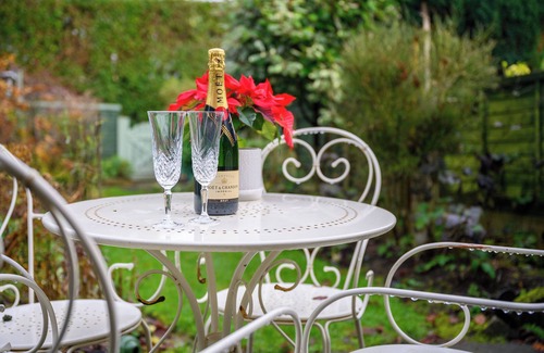 Sale House | Brooklands home | 12 min to Airport | Free parking | Private garden
