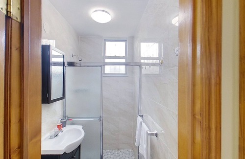 Borough Park Apartment | Brooklyn 2 Bedroom - 30 mins to Manhattan! Easy access to train!