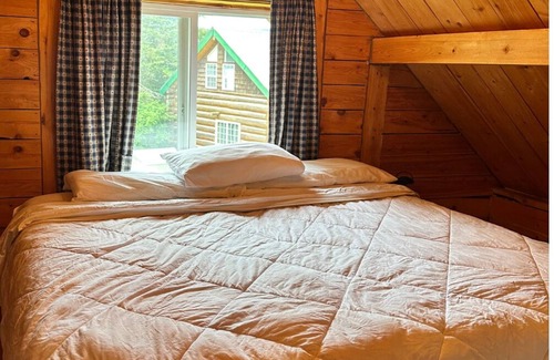 Homer Cabin | Brooks Falls, Homer Floatplane Lodge