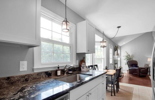 Monroe House | Brookside Bungalow- quiet & charming, 3 bed 2 bath, fully stocked home in Monroe