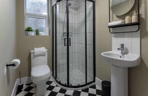 Liverpool Apartment | Broughton Place 2: 1BR Modern Flat in Liverpool