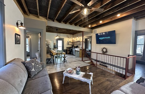 Helmsburg House | Brown Co, Hot Tub, King Bed, Sleeps 10, Bumper Pool, 5 Smart TVs Firepit, Grill