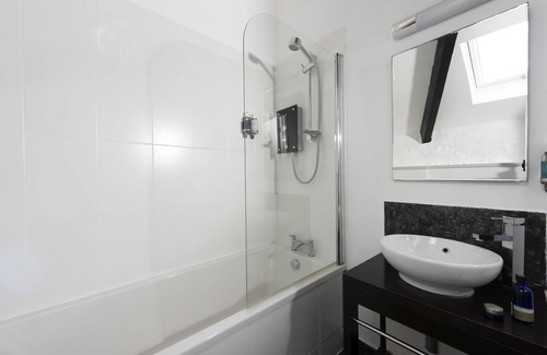 St Just House | Browns, B&B - a hotel room that sleeps 2 guests in 1 bedroom