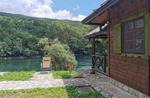 Beserovina Cabin | Brvnara na obali reke Drine