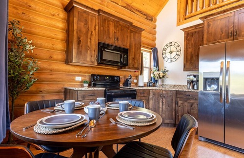 Alton Cabin | Bryce and Zion middle point with Cowboy Hot tub