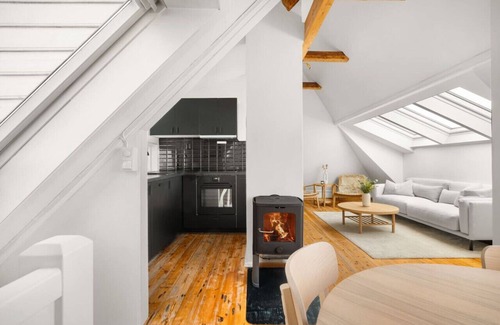 Bergen City Centre Apartment | Bryggen Historical Townhouse I Rooftop Views!