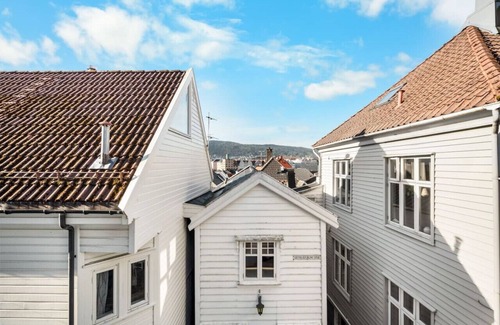 Bergen City Centre Apartment | Bryggen Historical Townhouse I Rooftop Views!