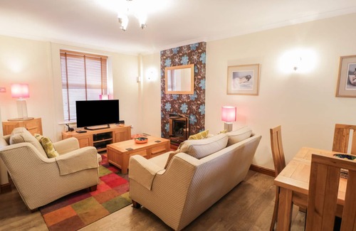 Manod Cottage | BRYN EITHIN, pet friendly, with a garden in Manod