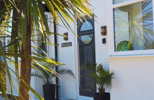 Rhydwyn Cottage | BRYN MÔR, pet friendly, luxury holiday cottage in Church Bay