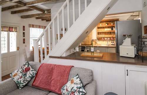 Cwrt Cottage | BRYNIAU BYCHAIN COTTAGE, pet friendly, with a garden in Cwrt