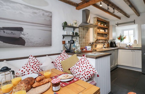 Cwrt Cottage | BRYNIAU BYCHAIN COTTAGE, pet friendly, with a garden in Cwrt