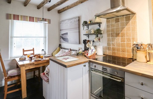 Cwrt Cottage | BRYNIAU BYCHAIN COTTAGE, pet friendly, with a garden in Cwrt